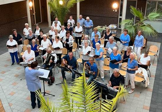 Afbeelding met kleding, persoon, plant, groep

Automatisch gegenereerde beschrijving